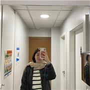 Me defino como una persona muy alegre y simpática. También tengo mucha paciencia con los niños. Me gustaría dar clase a niños de primaria o de la ESO